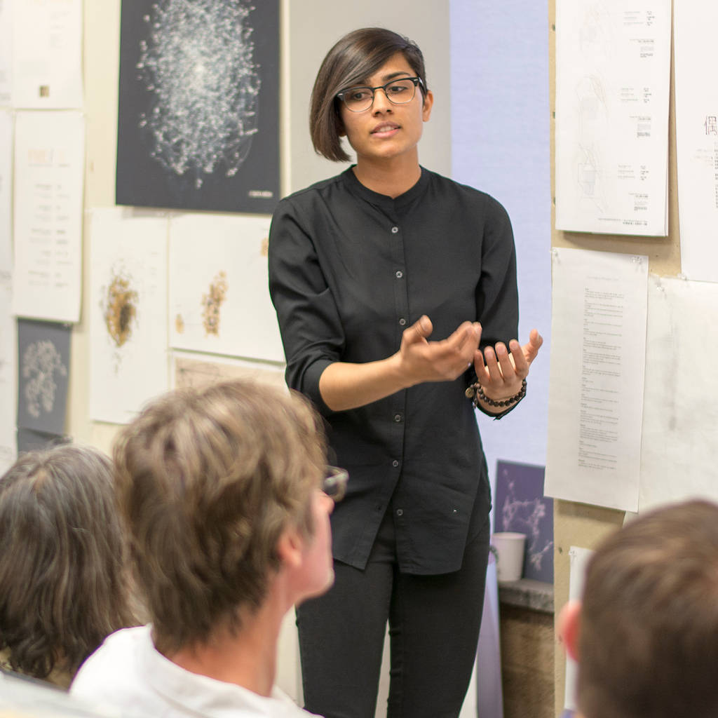 Thom Mayne with CoA faculty and students during critique.