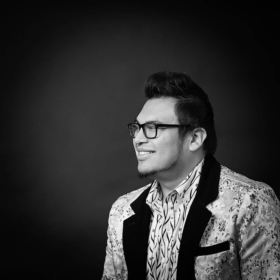 Headshot of Instructor Oscar Natividad, taken Spring 2020.
