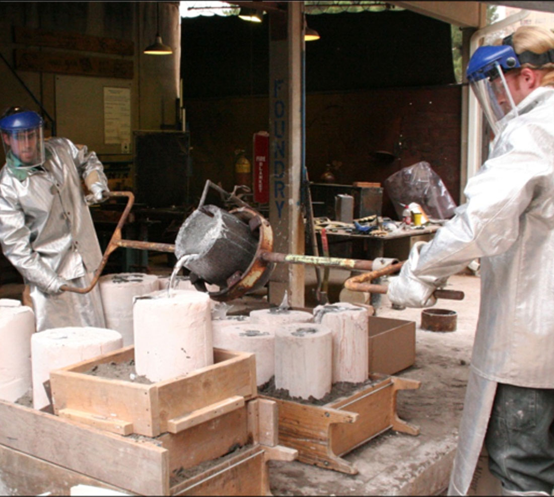 Students using molten foundry