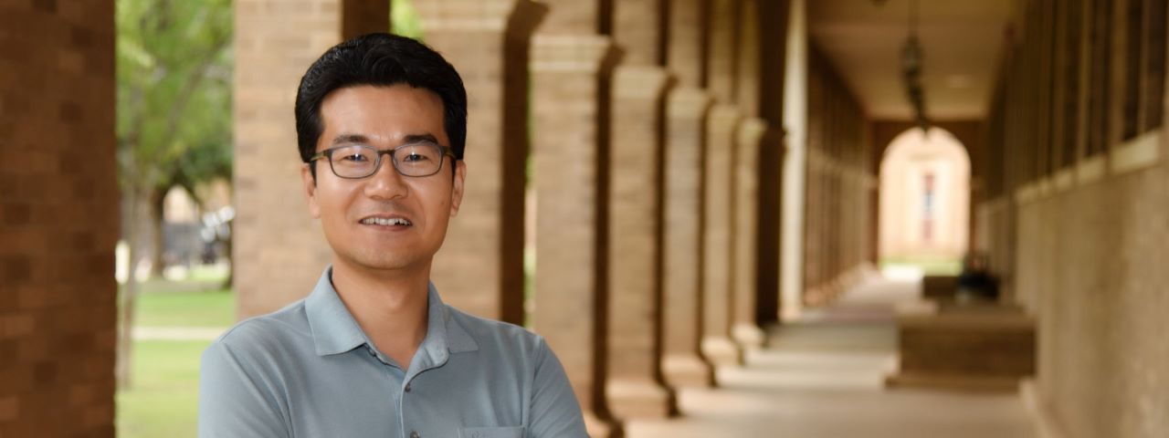 Dr. Seo receives the Jerry S. Rawls Distinguished Undergraduate Educator Faculty Award