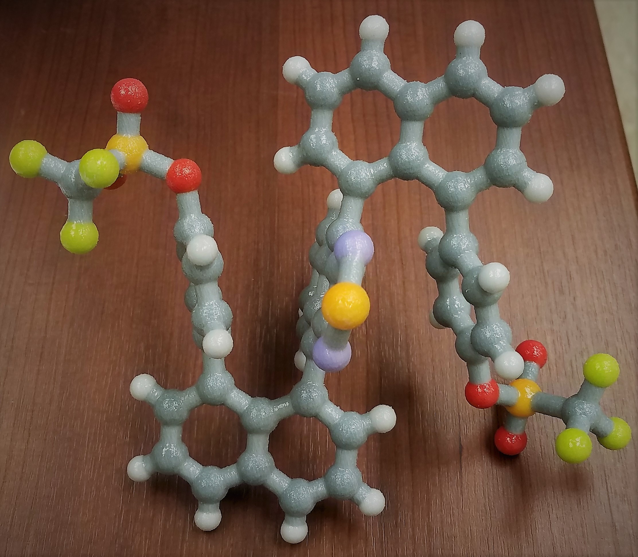 Multi-layer chiral molecule