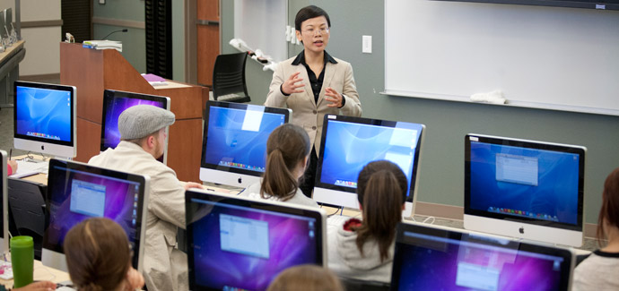 Lily Luo, Ph.D. teaching in a computer lab