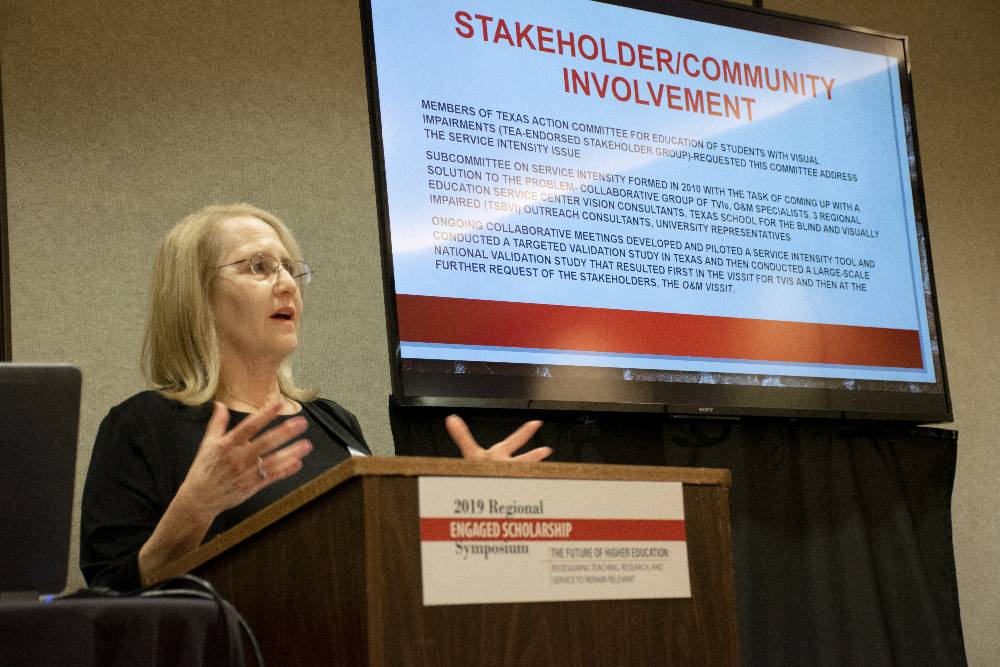 Rona Pogrund presenting her award-winning work at the 2019 Regional Engaged Scholarship Symposium on the Texas Tech University campus