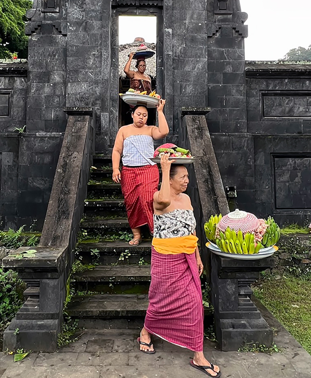 Joe Aranha: Women at Temple - Bali