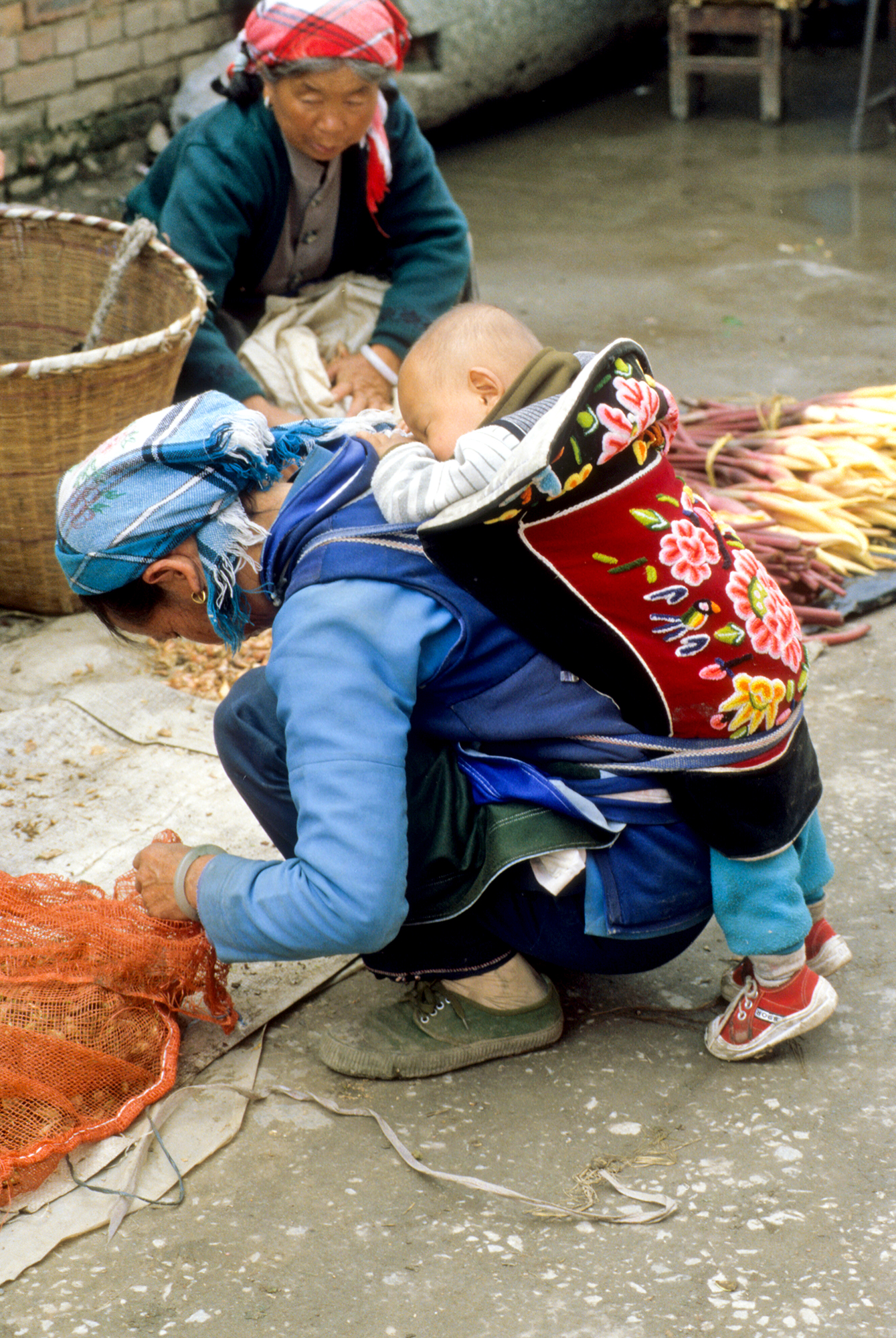 Terry Brandt: Sleepy Shopper - Lijiang, China