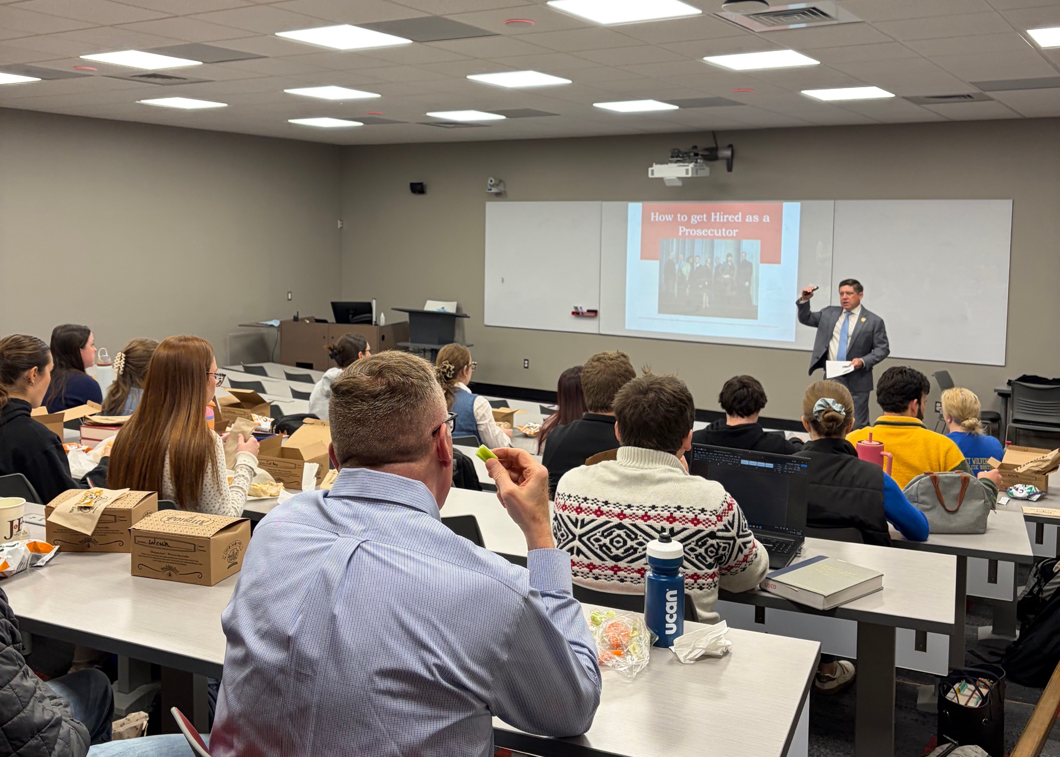 Texas Tech Law alumnus Dale Smith '02 speaks to students.