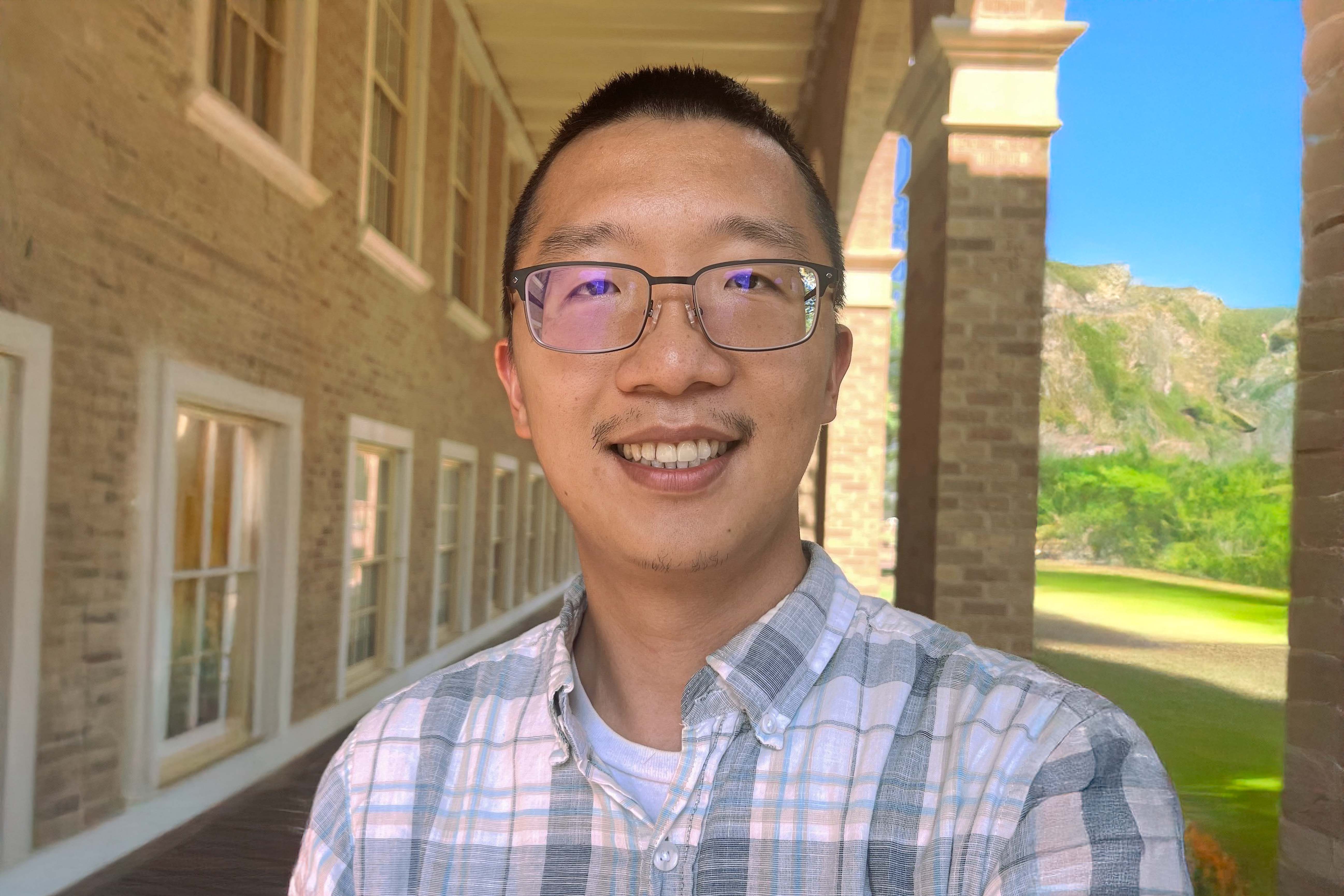 Portrait of Dr. Senwei Liang
