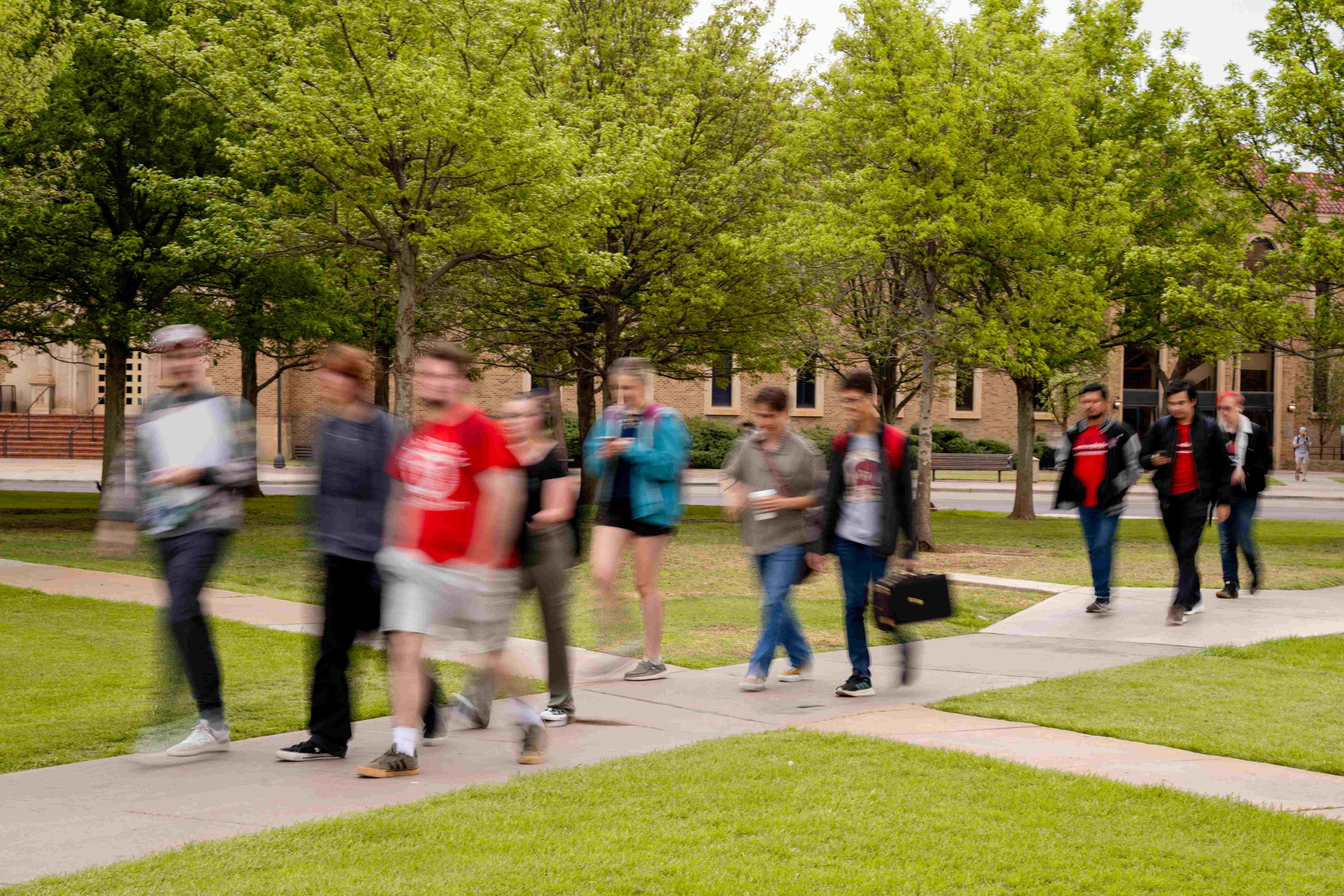 Students walking through Memorial Circle