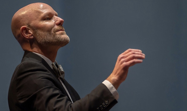 Conductor in front of a choir