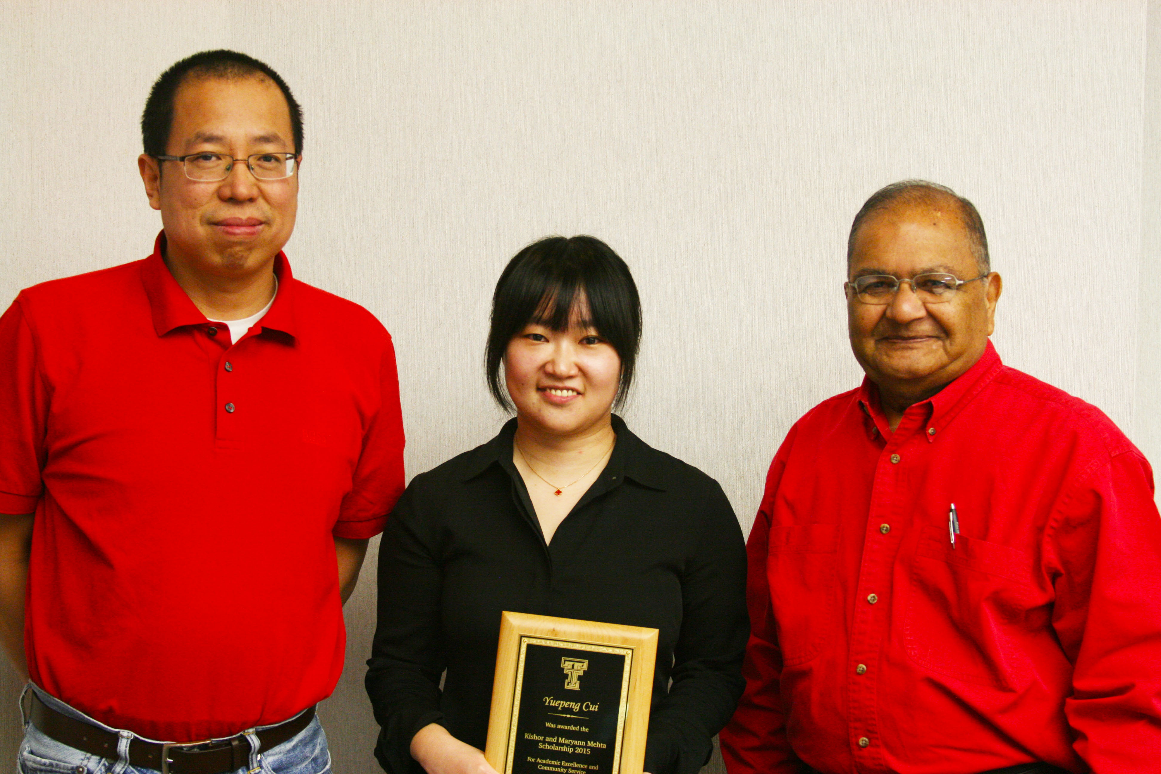Student Yuepeng Cue receives her Mehta Scholarship 2015