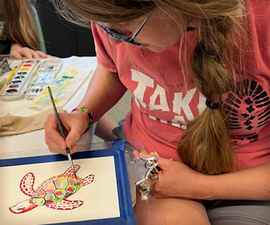 Kathryn Mitchell demonstrating in a watercolor class.