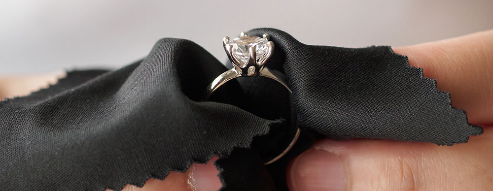 Ring handled with a cloth