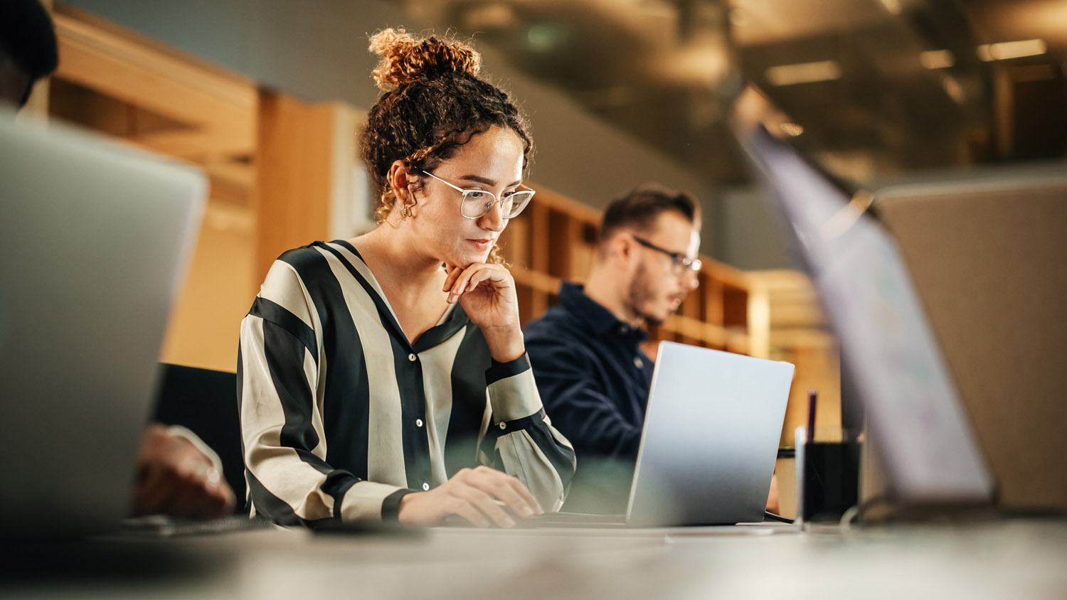 Woman with glasses in front of a computer