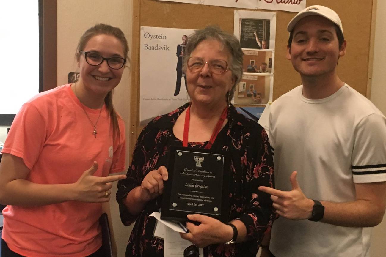 Students Congratulate Linda Gregston for her 2017 PEA in Academic Advising.