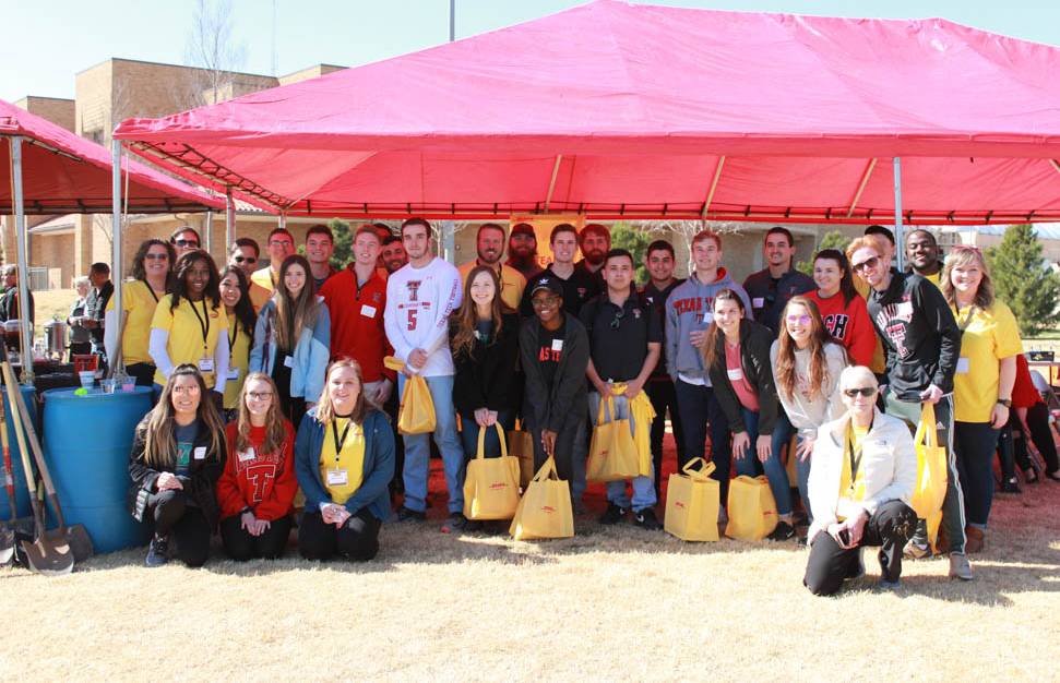 Group photo of Rawls students and DHL employees