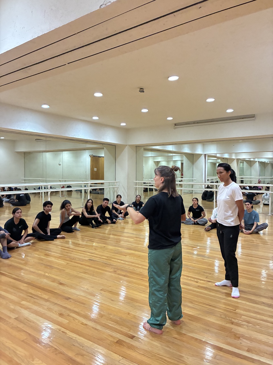 Melissa Brading teaching at CENART