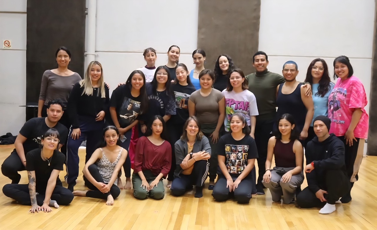 Melissa Brading and the students from CENART