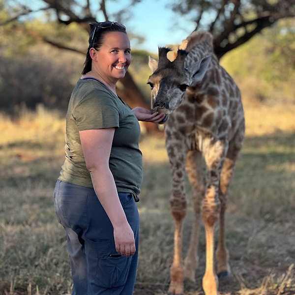 Nichole feeding giraffe 