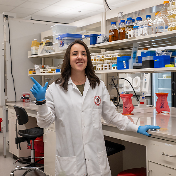 Mariana Fernandez in Lab